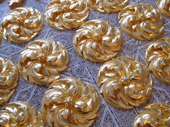 Vergoldung von Rosetten für exklusiven Friseursalon. Auftraggeber: Vecchio Pietro, Langenfeld